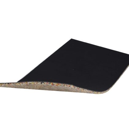 Трисоро 1.1cm – звучноизолациски панел со бариера • Инсталација: на ѕид, плафон, врата, под (како подлога под ламинат или паркет) • Структура: апсорпциски слој + звучна бариера (масивен слој за блокада на звук) • Дебелина: 33 mm • Димензија: 50 cm x 100 cm • Функција: • апсорпција на внатрешен шум • намалување одѕвонување • значително ограничување на пренос на звук преку ѕидови/подови • Примена: канцеларии, студија, домашни кина, серверски простории, работни простории • Инсталација: на ѕид, плафон, врата, под (како подлога под ламинат или паркет)